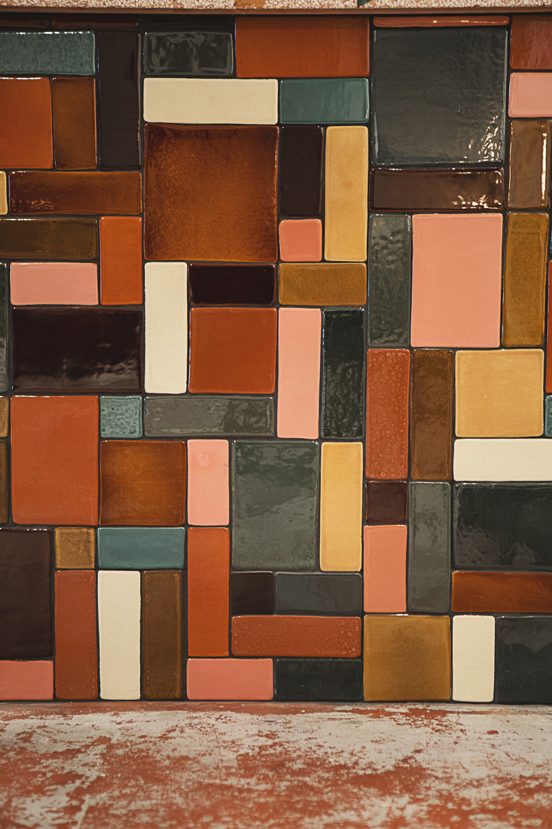 Close-up van het kleurrijke handgemaakte mozaiektegelpatroon