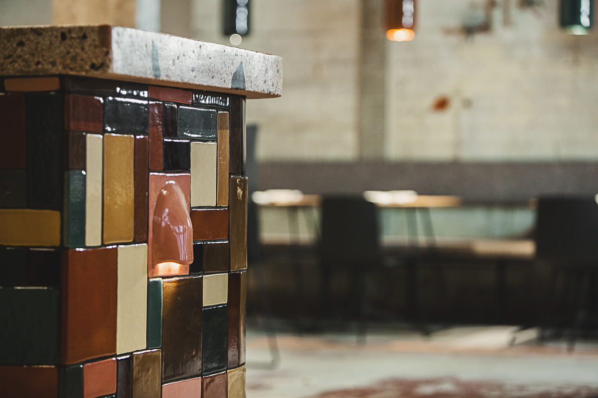 Sfeerfoto van de toogbar in het restaurant tijdens avond