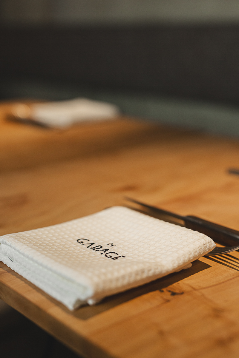 Sfeerfoto van gevouwen servietten op tafel